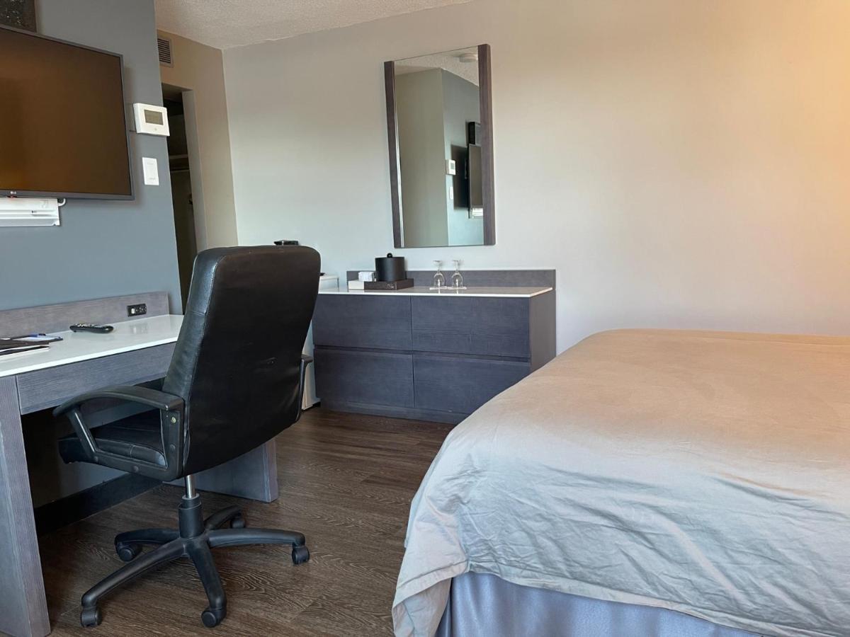 Auberge De La Gare Гатино Екстериор снимка
