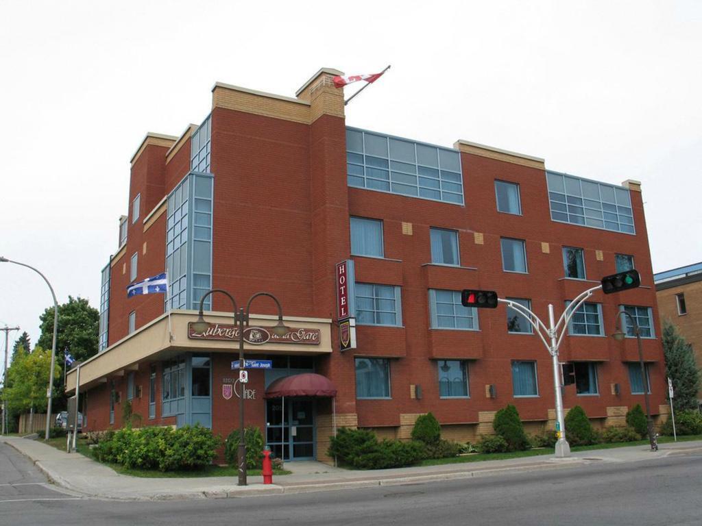 Auberge De La Gare Гатино Екстериор снимка
