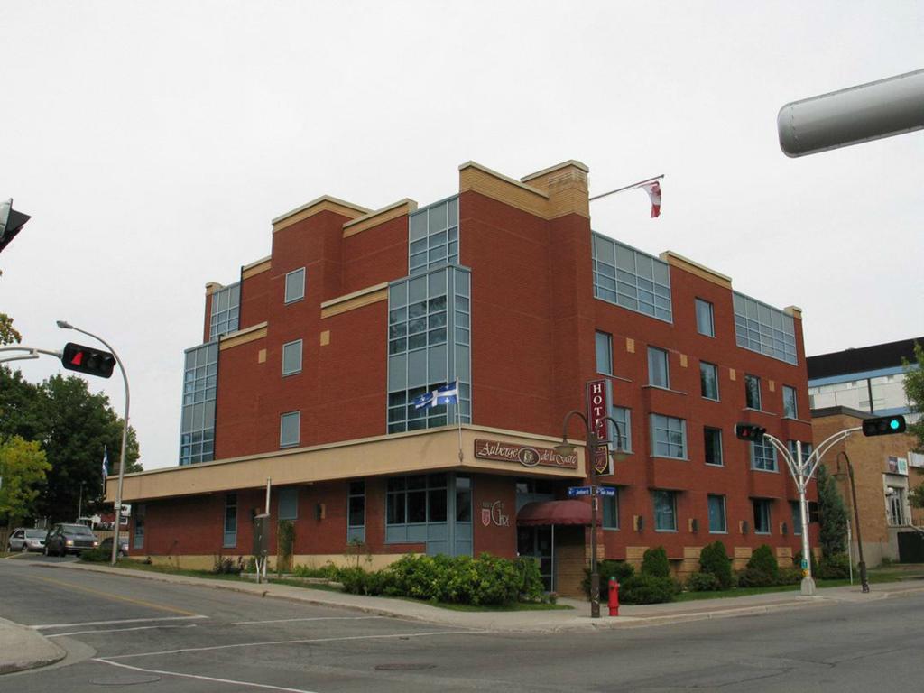 Auberge De La Gare Гатино Екстериор снимка