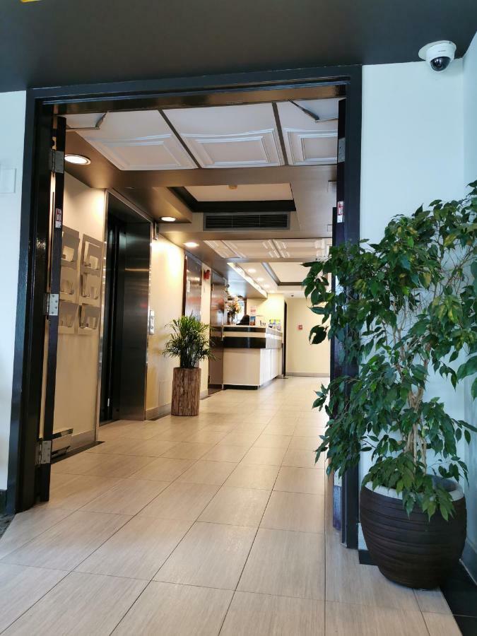 Auberge De La Gare Гатино Екстериор снимка